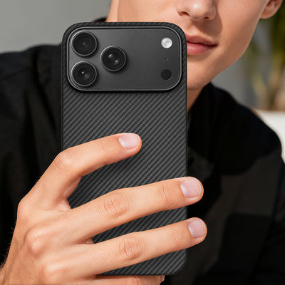 iPhone 17 Pro Max用メタルフレーム付きカスタムアラミドカーボンファイバーモバイルカバー